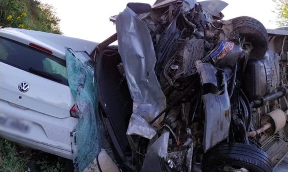 Acidente entre veículo de passeio e van deixa duas pessoas mortas na BA-262, em Brumado