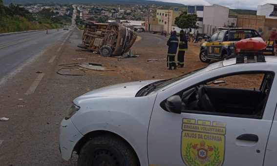 Acidente entre carreta e van deixa feridos na BR-242, região da Chapada Diamantina