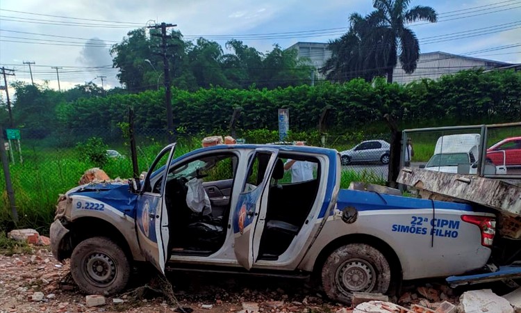 #Bahia: Policiais ficam feridos após batida de viatura; suspeito morreu baleado