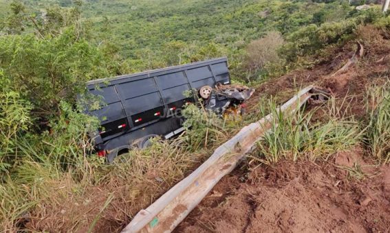 Três pessoas morrem após batida entre caminhão e carro na Chapada Diamantina