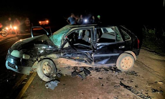 Colisão entre dois carros causa a morte de duas pessoas na BA-142, trecho entre Ituaçu e Tanhaçu