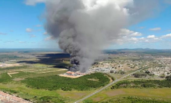 Bombeiros entram no terceiro dia de combate às chamas em supermercado atacadista, em Vitória da Conquista