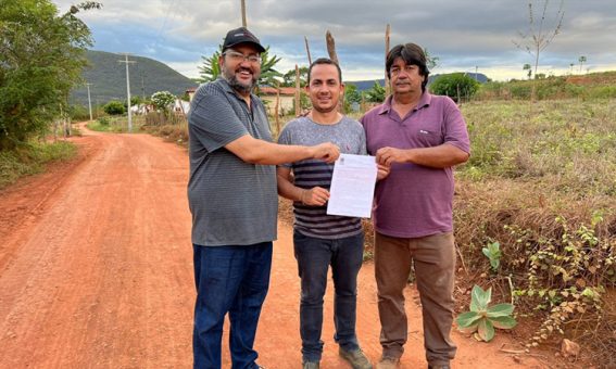 Prefeito de Ituaçu assina ordem de serviço para construção de ginásio na comunidade de Bonito