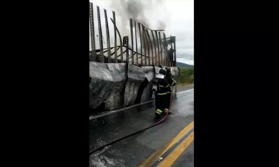 Caminhão que transportava pneus fica destruído após pegar fogo na BR-116, em Jequié