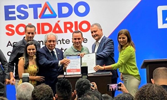 Prefeito de Ituaçu assina convênio para reforma de Hospital e construção de Unidades Básicas de Saúde