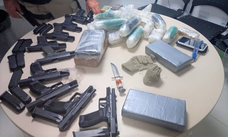Casal é preso transportando pistolas, carregadores, munições e drogas no Sudoeste da Bahia