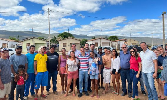 Prefeito Phellipe Brito acompanha início das obras de pavimentação em Ituaçu