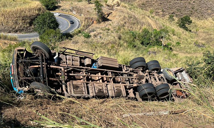 Caminhoneiro perde controle da direção e veículo capota na Serra do Marçal