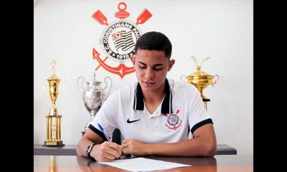 Jogador conquistense, Luiz Gustavo assina primeiro contrato profissional com o Corinthians