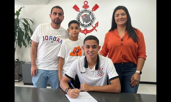 Jogador conquistense, Luiz Gustavo assina primeiro contrato profissional com o Corinthians