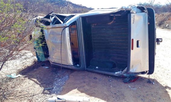 Motorista perde controle da direção e capota camionete entre Tanhaçu e Anagé