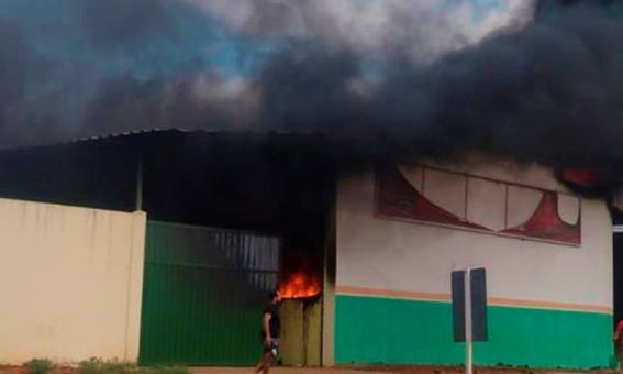 Incêndio em galpão de frutas é investigado pela polícia, em Livramento