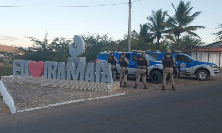 Polícia Militar realiza abordagens na cidade de Iramaia