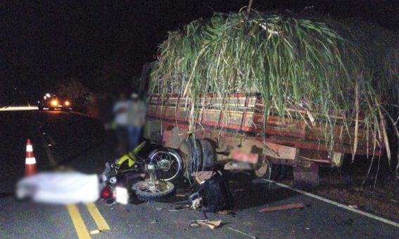 Motociclista morre após bater em caminhão parado na BA-142, entre Tanhaçu e Ituaçu