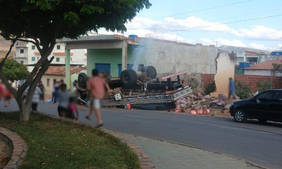 Caminhão carregado com barras de ferro falta freio e tomba na cidade de Ituaçu