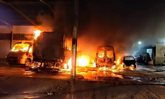 Incêndio atinge veículos na garagem da Prefeitura de Capim Grosso
