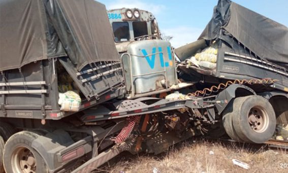 Trem colide com carreta carregada com arroz em Brumado