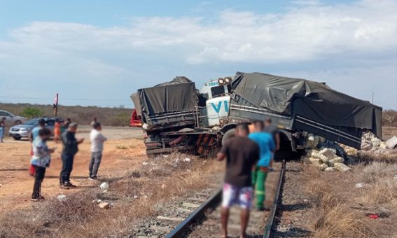 Trem colide com carreta carregada com arroz em Brumado