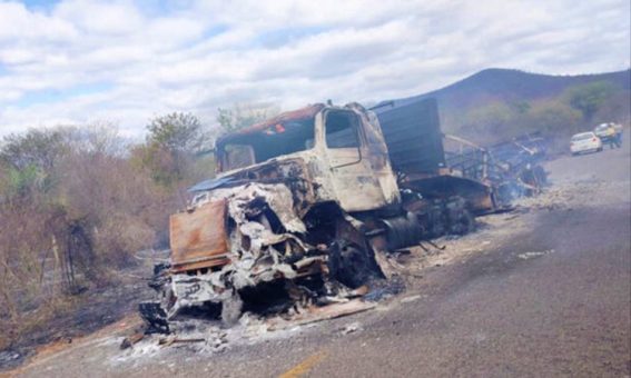 Caminhão pega fogo entre os municípios de Itaetê e Iramaia