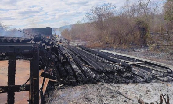 Caminhão pega fogo entre os municípios de Itaetê e Iramaia