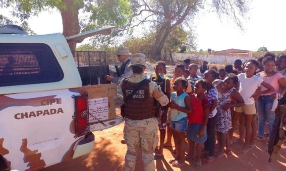 Cipe Chapada distribui cerca de 150 presentes e alegra crianças na comunidade Quilombola do Mulungu, em Boninal