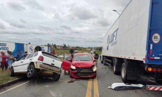 Acidente envolvendo dois carros e um caminhão deixa uma pessoa ferida na BR-116