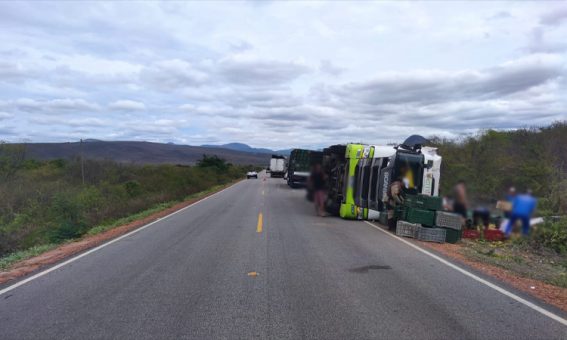 Caminhão carregado com tomate tomba na BA-142, entre Ituaçu e Tanhaçu