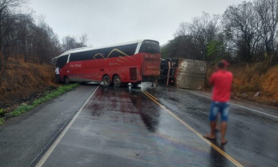 Acidente entre carretas e ônibus deixa dez pessoas feridas na Chapada Diamantina