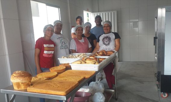 Agricultores familiares da zona rural de Poções comercializam produtos derivados da mandioca