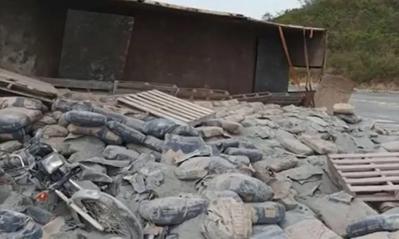 Caminhão tomba no Sudoeste da Bahia e carga de cimento cai em cima de motociclista