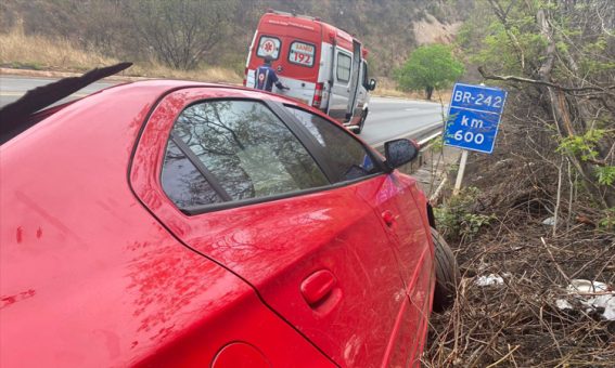 Carro sai pista e cai em vala às margens da BR-242, em Ibotirama