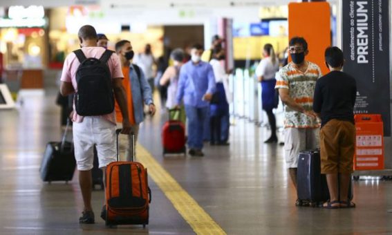 Anvisa volta com obrigação de máscaras em aviões e aeroportos