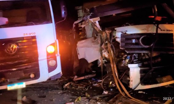 Acidente entre dois caminhões deixa duas pessoas feridas na Bahia