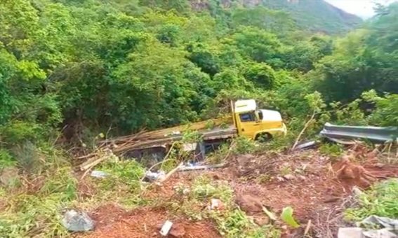 #Chapada: Caminhão tomba na Serra das Almas entre Rio de Contas e Livramento de Nossa Senhora