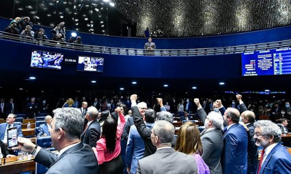 Sob intenso debate, PEC da Transição é aprovada no Senado