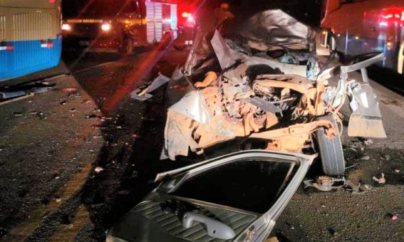 Motorista morre e passageira fica ferida em acidente na BR-116