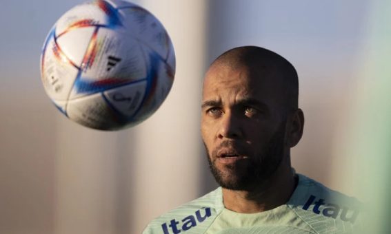 Daniel Alves é preso pela Justiça da Espanha sem direito a fiança