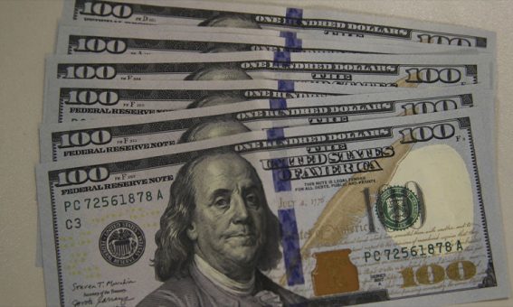 Dólar sobe para R$ 5,45 e fecha no maior valor desde julho