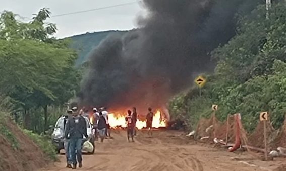 População interdita rodovia BA-026 ateando fogo em pneus