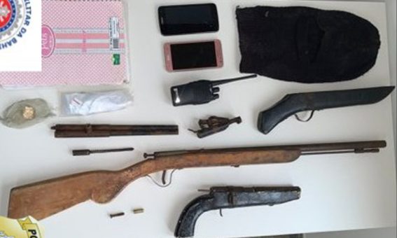 PC e PM encontram três armas durante cumprimento de mandado em Maracás