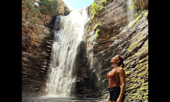 Atriz Grazi Massafera visita a Cachoeira do Buracão em Ibicoara