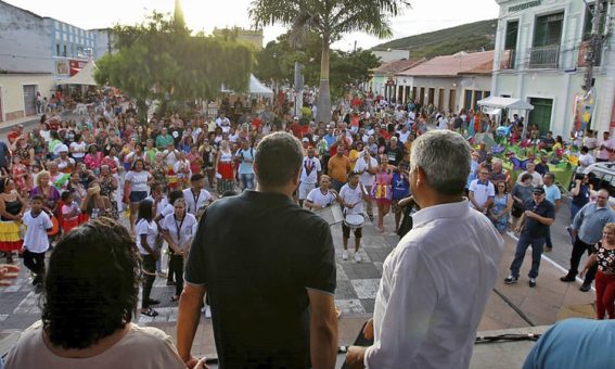 Governador Jerônimo Rodrigues participa da abertura do carnaval de Palmeiras