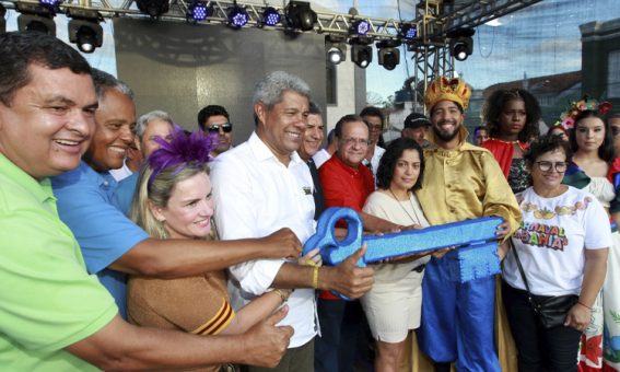 Governador Jerônimo Rodrigues participa da abertura do carnaval de Palmeiras