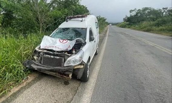 Ambulância que saiu de Maracás se envolve em acidente na BR-330