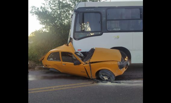 Casal morre após colisão entre carro e ônibus na BA-142, em Barra da Estiva
