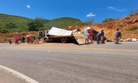 Caminhão baú tomba na região da Chapada Diamantina