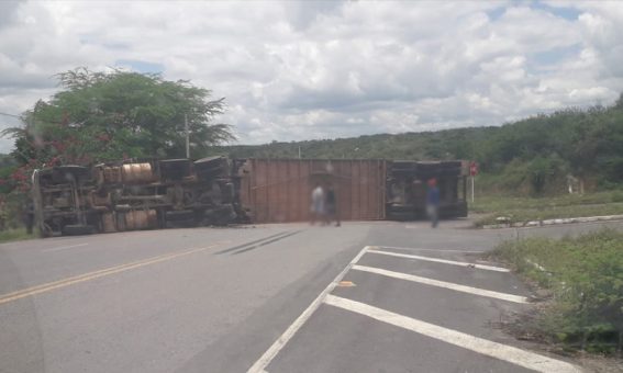 Carreta carregado com gado tomba em rodovia da Chapada Diamantina