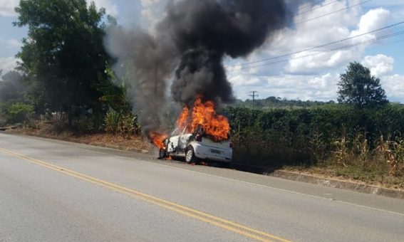 Carro fica destruído após pegar fogo na região do Sudoeste da Bahia