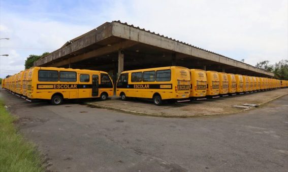 Governo da Bahia entrega 80 ônibus escolares para municípios do interior