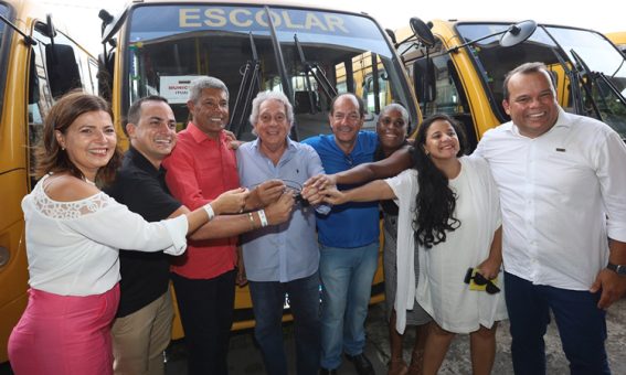 Prefeito Phellipe Brito recebe ônibus escolar do Governo do Estado